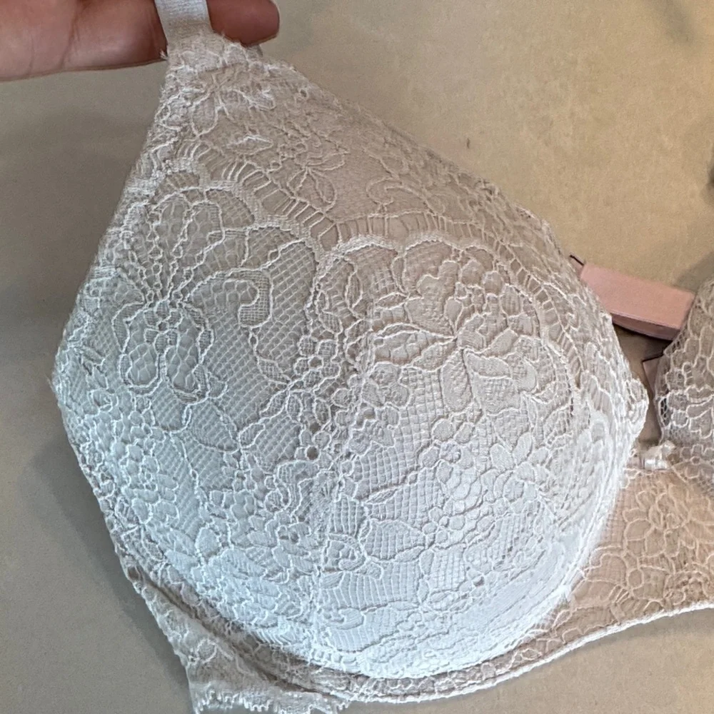 Victoria Secret Elegant White Lace Bra - Picture 3 of 4